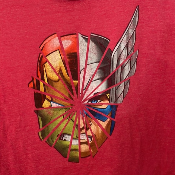 Avenger assemble Medium red-pink t shirt - Picture 2 of 5